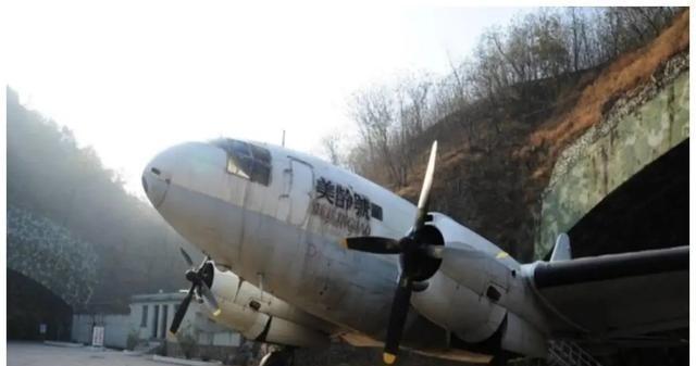 1949年，蒋介石仓皇从成都逃往台湾，却不知途经的广州机场已经被我军接管，而就在