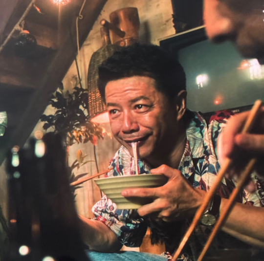 段奕宏这一段表演，他这里并不是用力过猛，这里就是他在用他浮夸的表情掩盖内心的沉重！