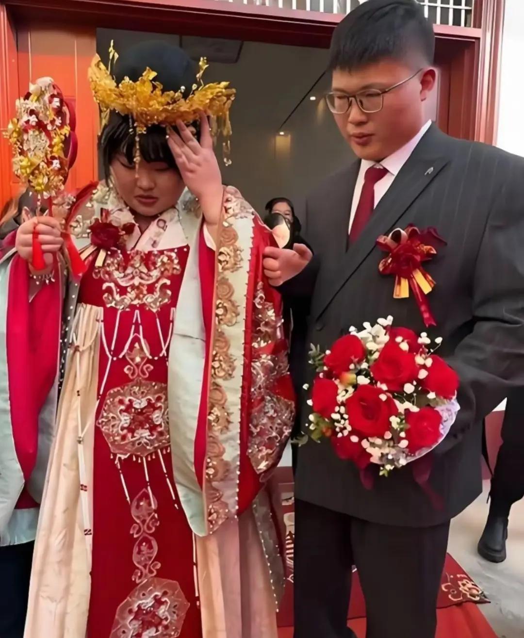 大衣哥朱之文女儿在送快递，和老公一起自食其力赚钱。7月7日，有媒体曝光了一段