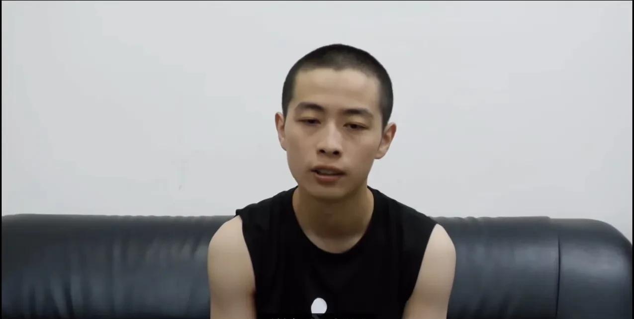 园区老板对彭宇轩说，你年龄小，考上大学了，前途一片光明！这里不适合你，我们都是求