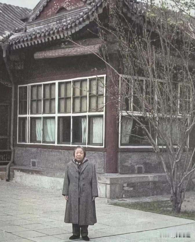 周总理去世后，邓妈妈独自过的第一个春节，拍摄于中南海西花厅。风一吹窗户玻璃