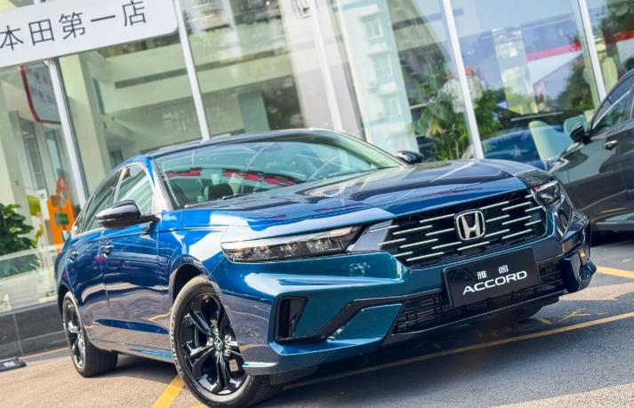 我的雅阁正好蹦到十万公里，仪表盘那个小扳手一亮，心里就踏实了——得，该回4S店"