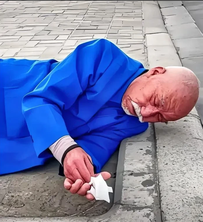 报应来的太快了！一位年逾八旬的退休医生，在路上摔倒了，半个小时路过他的几十人