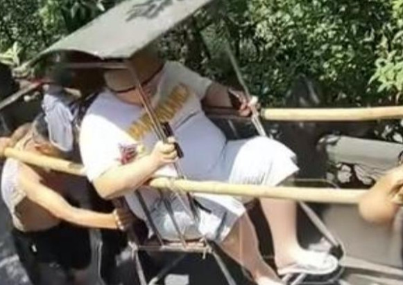 “重量级”游客雇3名轿夫抬轿下山！近日，武当山一名“重量级”游客下山，1公里