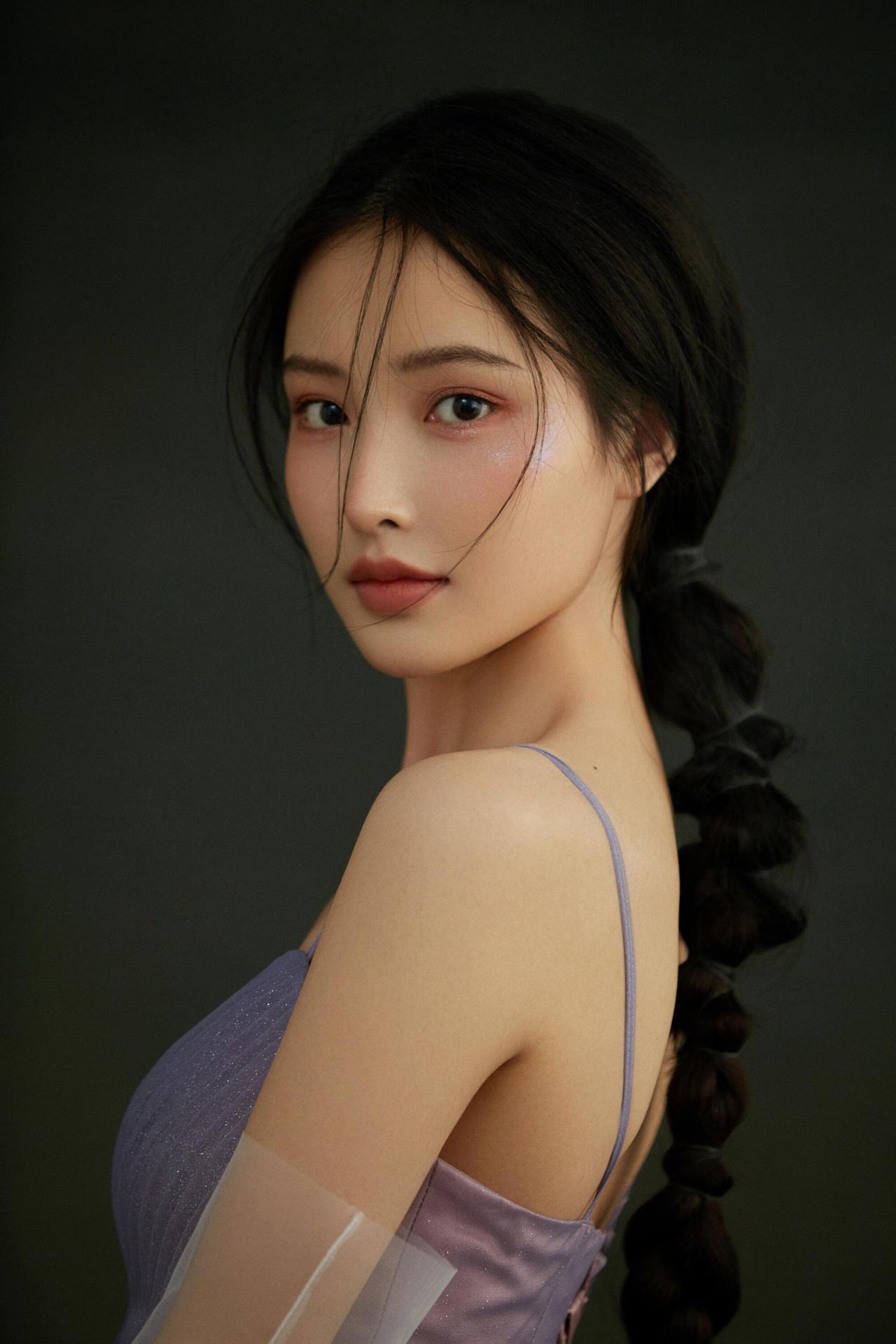 唯美的婚纱妆，创造出一个人的超仙气质。我们来看一下这组作品，动态人像重点依靠裙