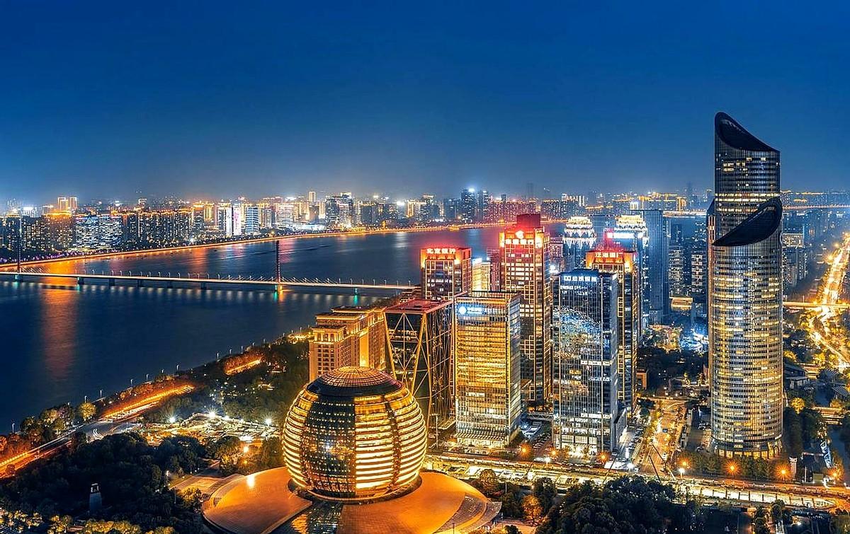 在我看来，杭州这座城市有点“科技牛杂”的感觉。年初DeepSeek打响第一枪，