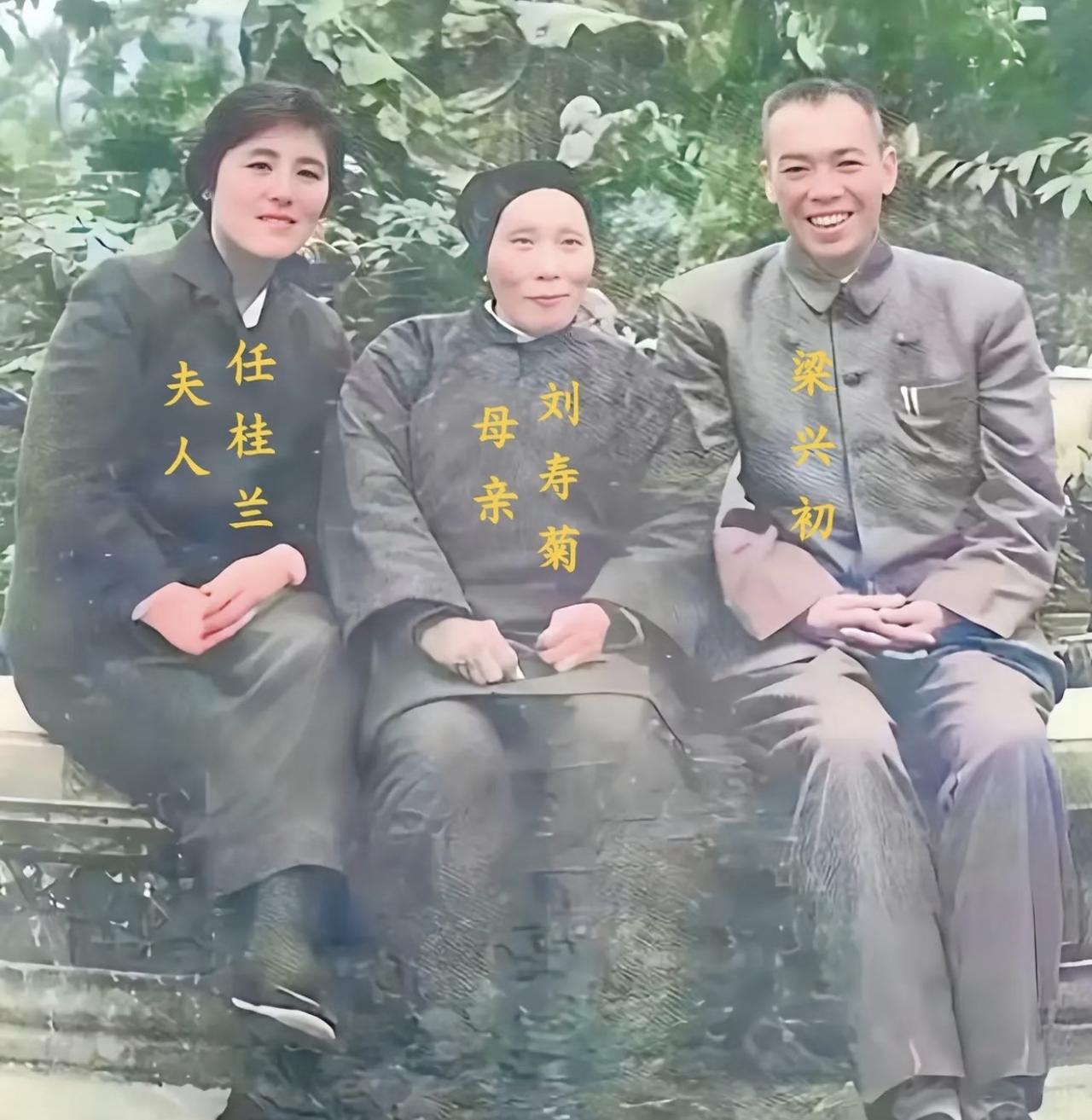 没想到把美军打得闻风丧胆的“万岁军”军长梁兴初，在这张1964年的照片里