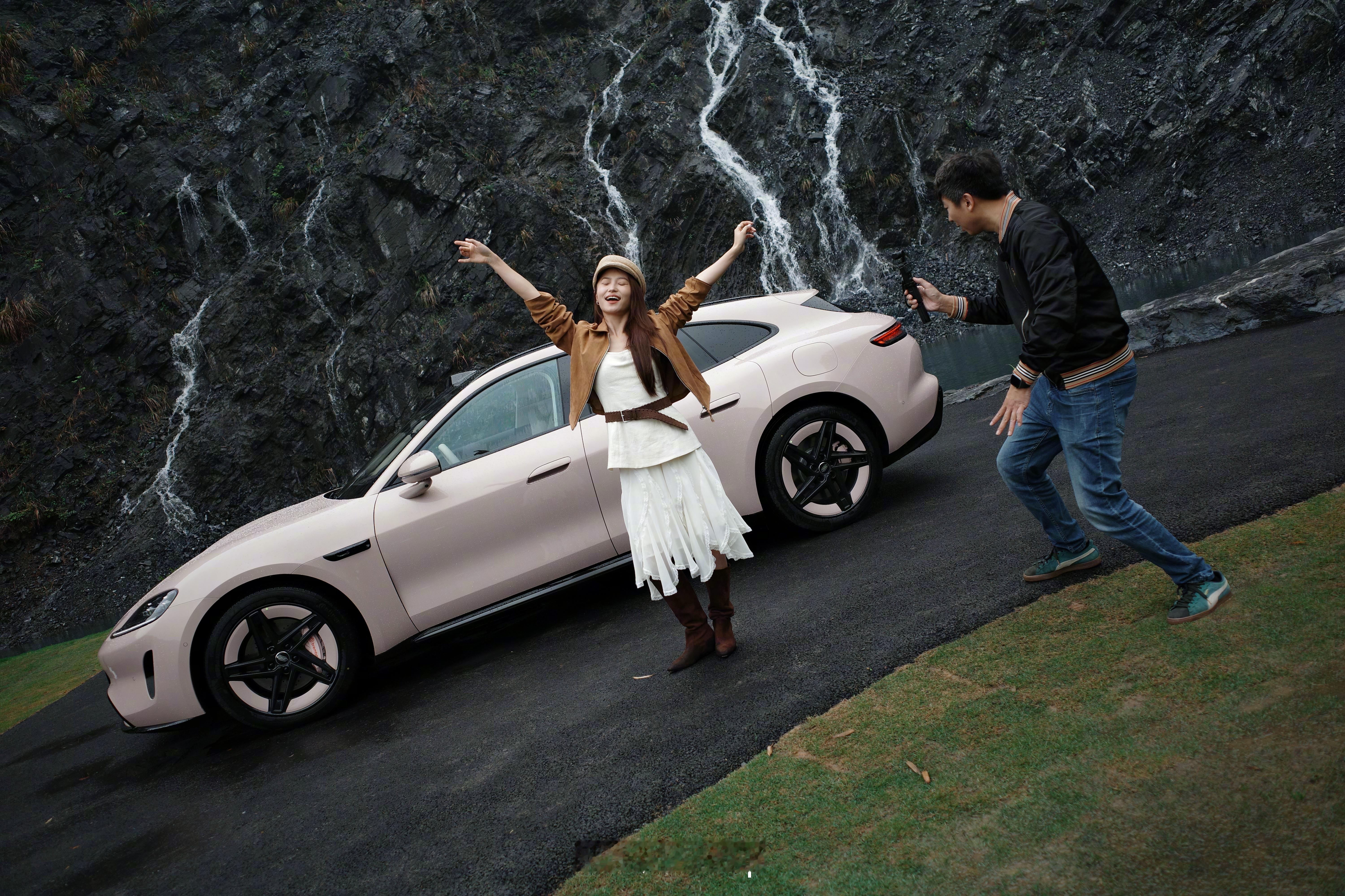 尚界还是太会了，顶流代言。车身颜色也有超多，蓝，粉，紫，绿都是年轻人喜欢的。肖