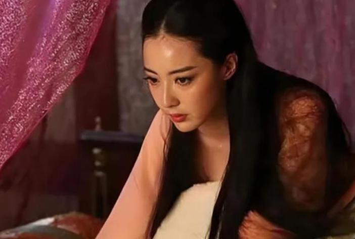 310年，汉国皇帝刘渊刚死，他的儿子刘聪就迫不及待闯入皇后寝宫，一把抱紧年轻貌美