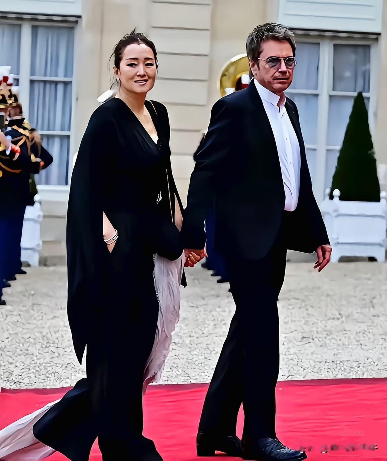 克龙来成都我不意外，他带着妻子来我也不意外，让我意外的是，跟他随行的的人员还