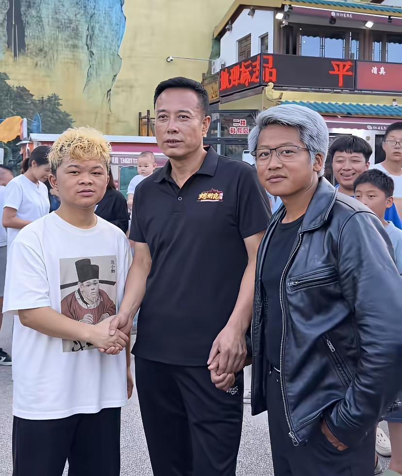 曾经，买不起品牌，搞一个“山寨的”撑面子。如今，不容易见到真人，整一个“模仿”乐