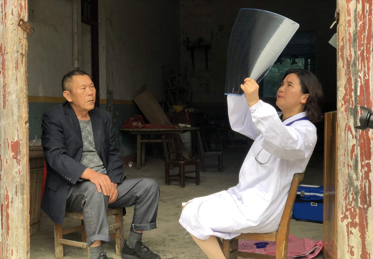 “她来了病就好一半了！”湖北武汉，39岁女子回老家路上遇到一村民咳血，她一看病例