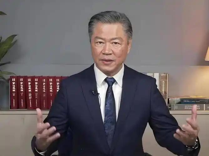 是金子到哪里都会发光，​赖岳谦教授给我们都上了一课，​他被辞退后一脸愁苦，有