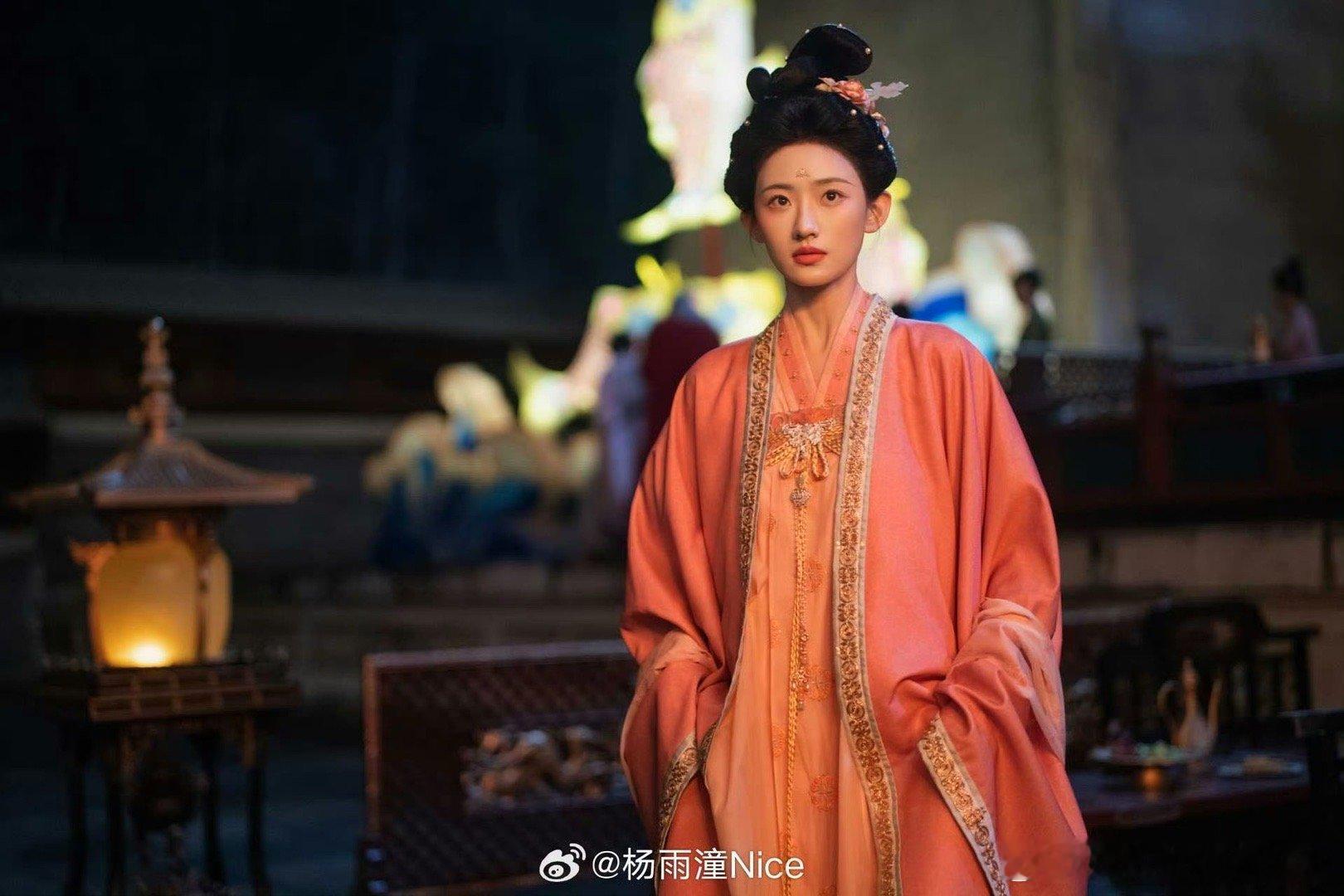 飒爽女官病弱贵女好嗑李佩仪与周贺兰，一飒一柔、一强一弱，天生最好的对照组。病弱