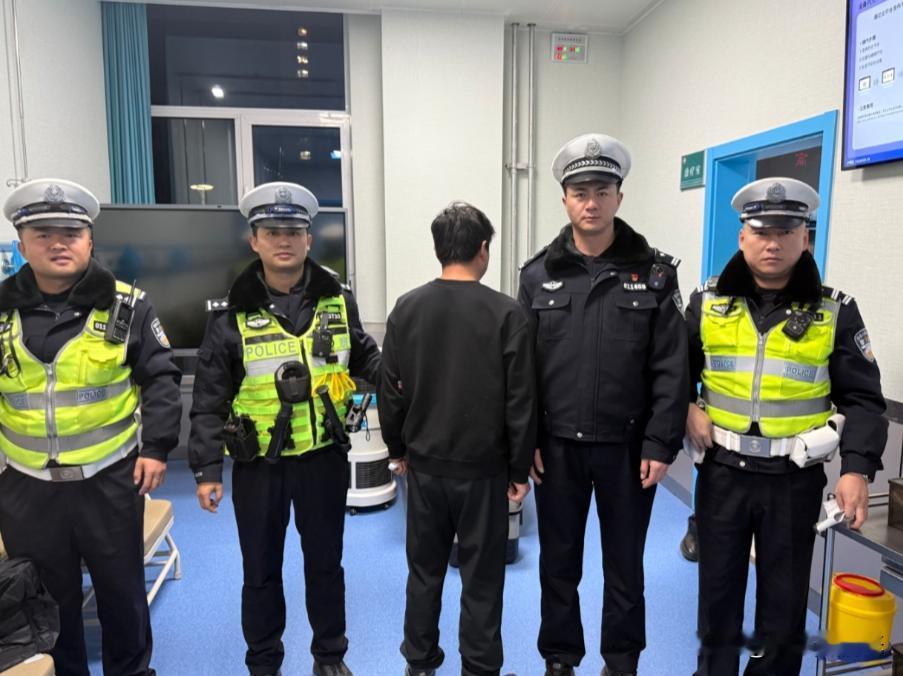 西宁一男子玩金蝉脱壳，公安追到家中查出真相…“车违停，人溜了，酒气却藏不住！