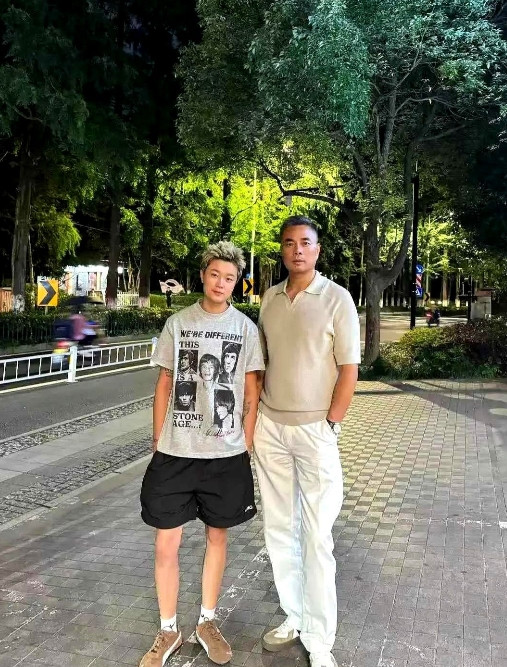 李宇春的父亲真是从小把她当男孩子来养了，这不是给自己生了一个儿子吗？不管从打
