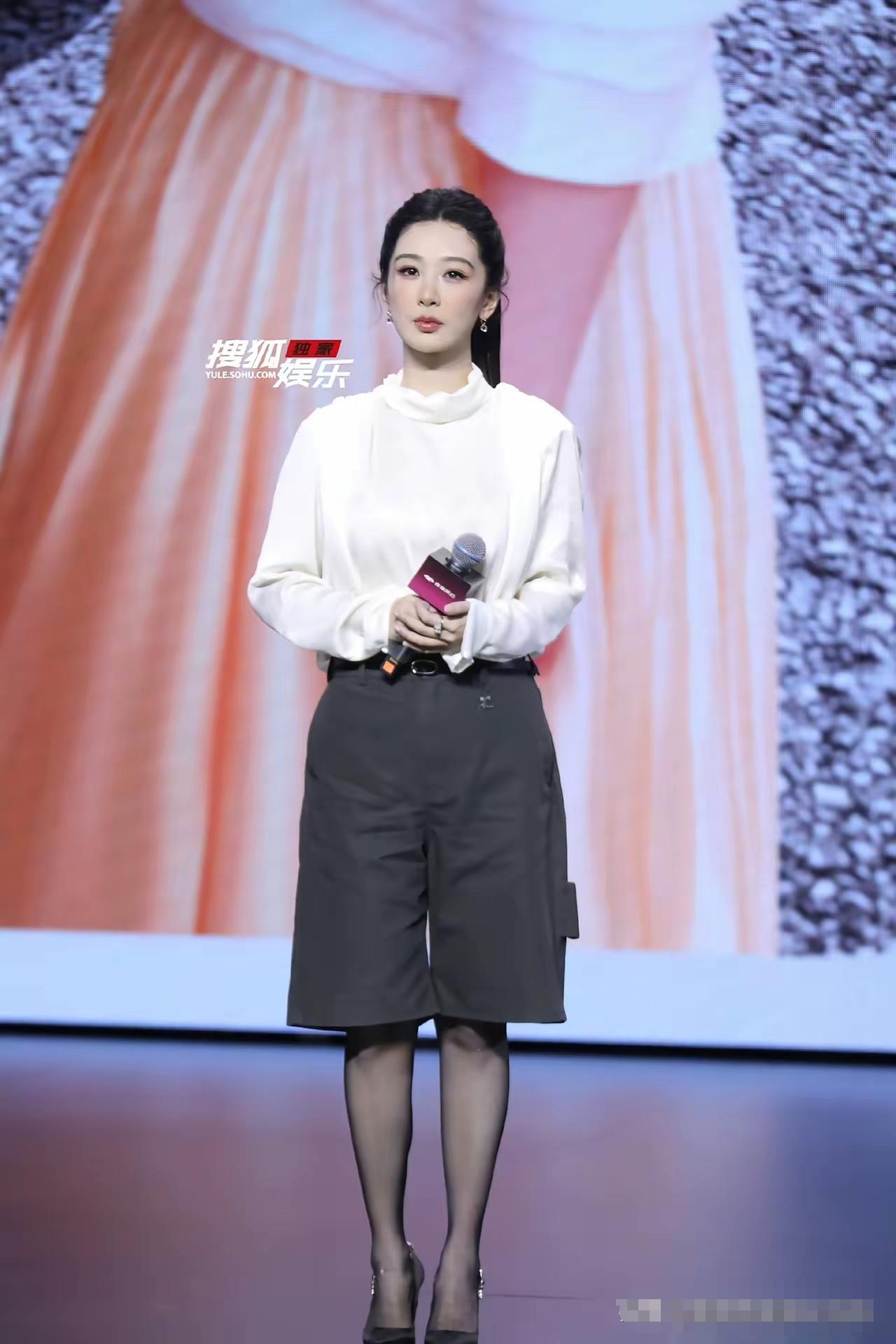 原封不动搬过来的，可为啥杨紫这两套造型的评价天差地别呢？最近的杨紫就像坐过山