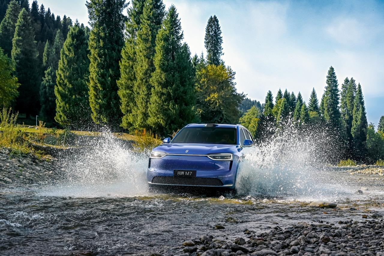 如果你正打算买一台30万左右的家用SUV，又担心纯电跑长途不方便、传统混动油耗高