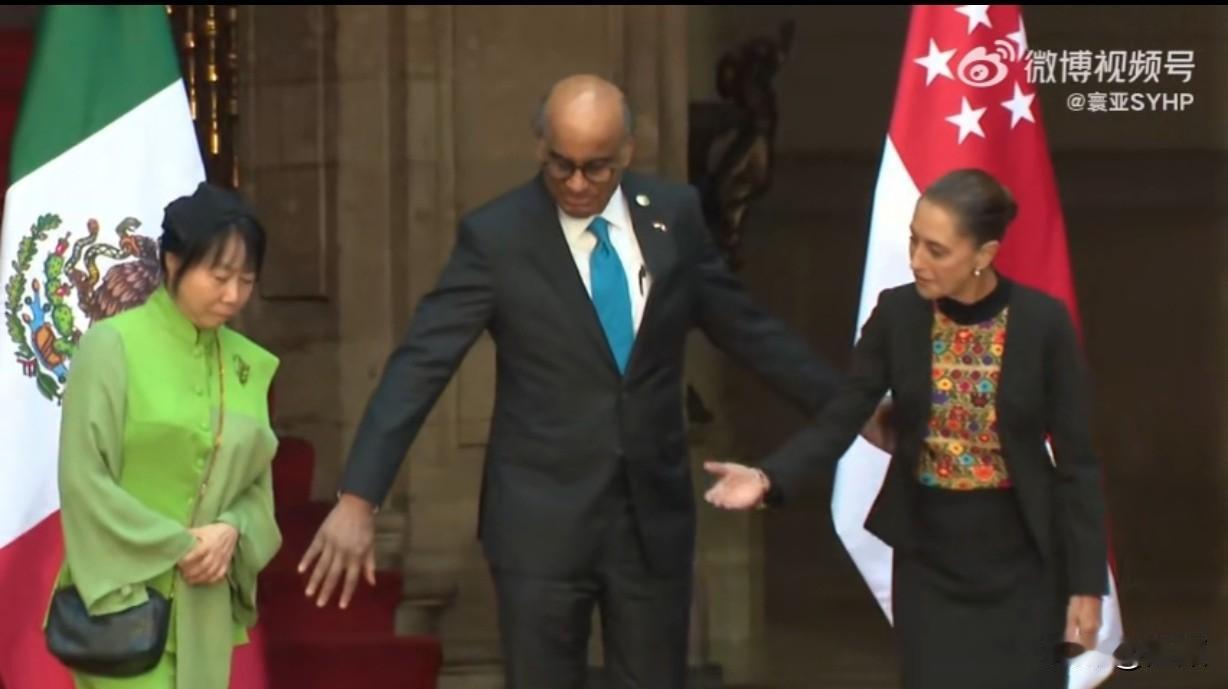 墨西哥总统辛鲍姆与新加坡总统尚达曼正式会晤后的互动环节中，辛鲍姆主动向尚达曼夫人