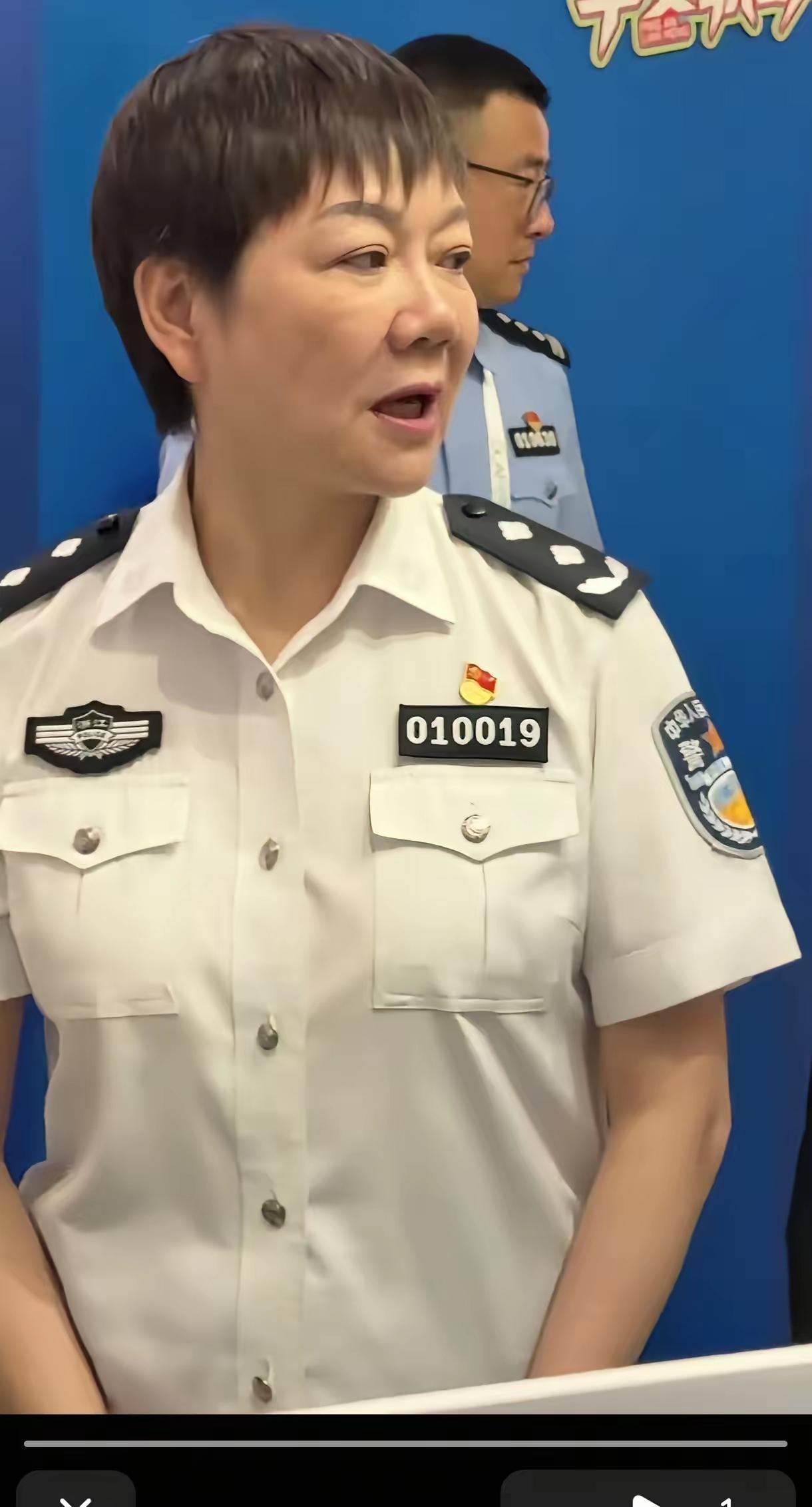这个级别的女警，一个省的公安系统肯定也找不出来几个，现在职级并行的情况下，白衬衣