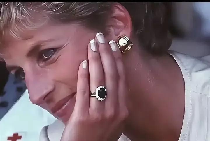 查尔斯私下跟老友说，当年甩掉戴安娜是他这辈子最蠢的一步棋，现在看卡米拉压根撑不起