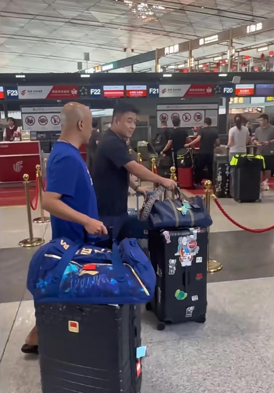 国乒运动员机场照。王皓，肖指导这并排走的样子，很有气势啊，大杀四方的感觉。不