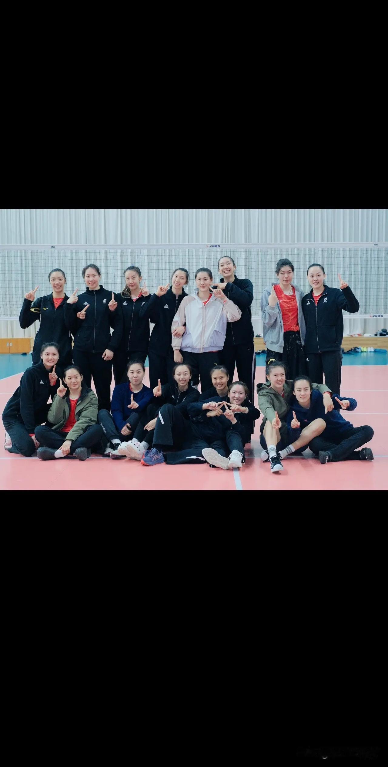 江苏女排大合影全队剑指第一：落选周页彤笑着为队伍加油。参与漳州集训的16名球员全