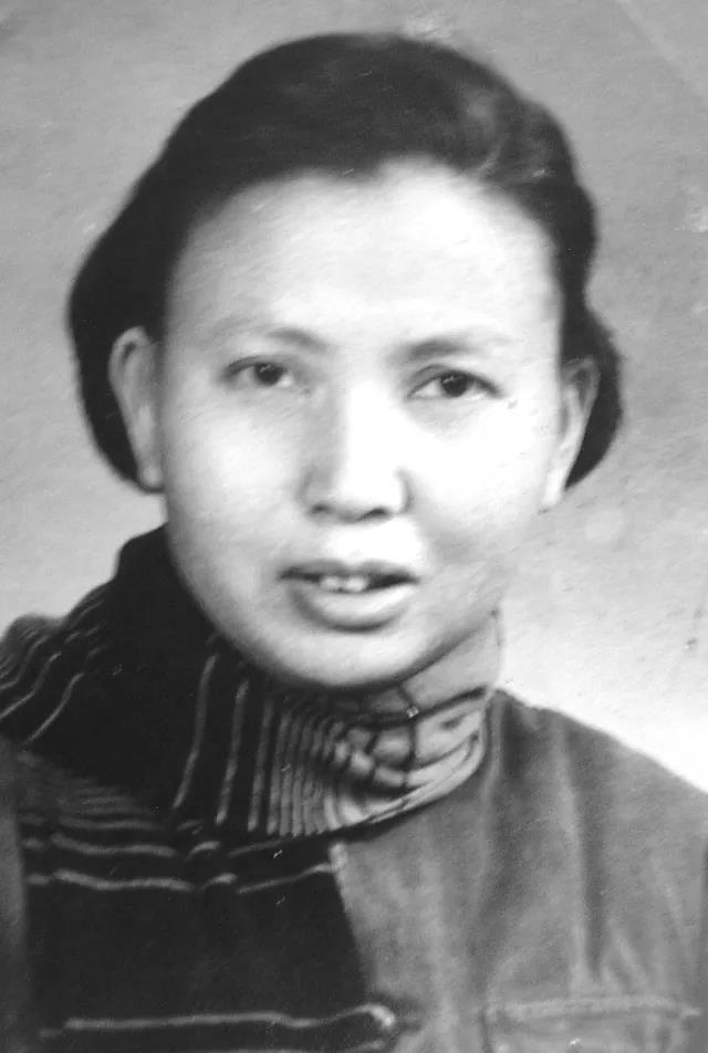 1941年，一名新四军女兵被俘虏，敌人准备活埋她。行刑前，敌人突然问：“你认识莫