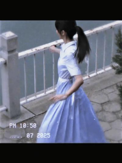王影璐小镇姑娘 这组写真完全就是小镇姑娘呀～好质朴好清纯一朵小白花！站在轨道上的