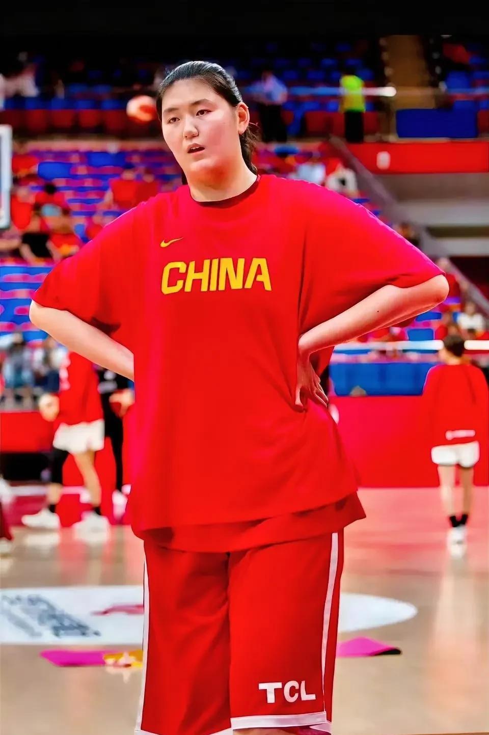 张子宇这孩子不能仔细看，越仔细看，越会发现她虽然个子很高，但骨子里就是个小