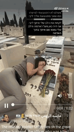 以色列女兵雪莉躺在她丈夫的墓前痛不欲生，她的丈夫是一名军官，两天前在侵略黎巴