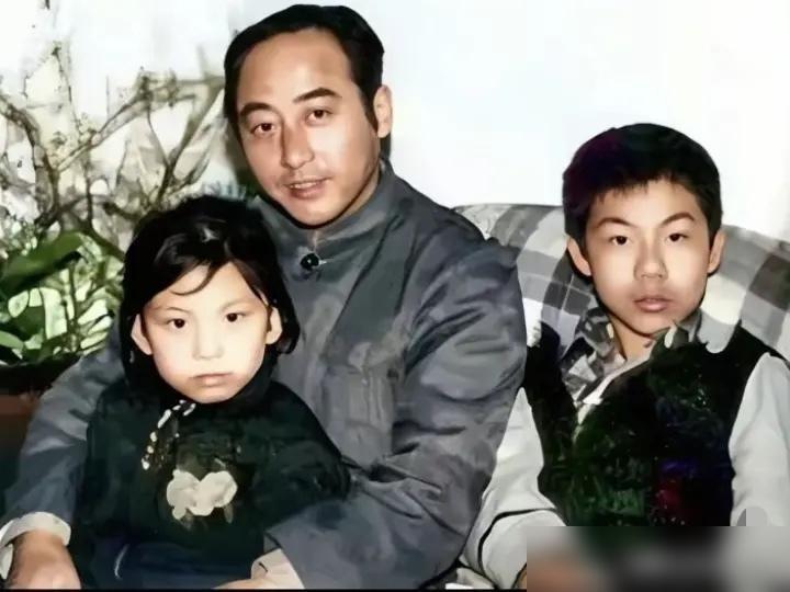 你落难时我不走，不是爱情，是道义。妻子鲍蕙荞生二胎，庄则栋带着随从，像巡视