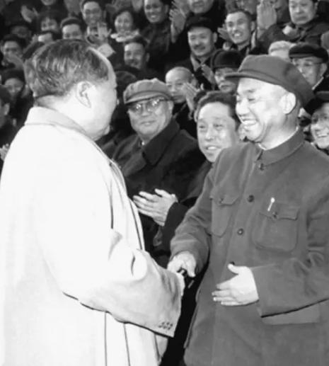 1968年，五一天安门会面，毛泽东握着萧克的手问：“我们第一次见面是在资兴的龙溪