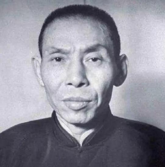 有一天，杜月笙去黄浦江边垂钓，过来了一帮地痞流氓，找杜月笙索要垂钓费，杜