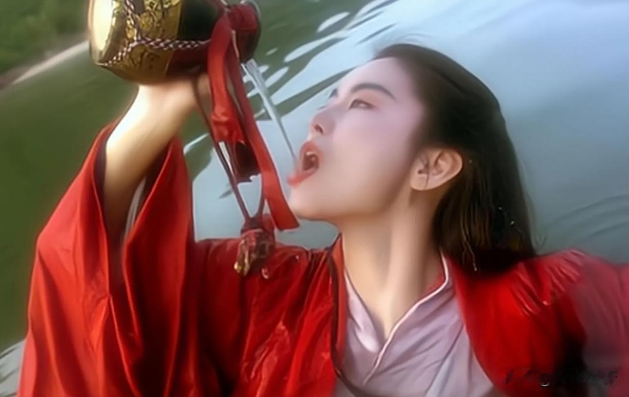 林青霞为驻场乐队敬酒，一定是经历过那种辛酸的人才能做出这种共情举动的说实话看