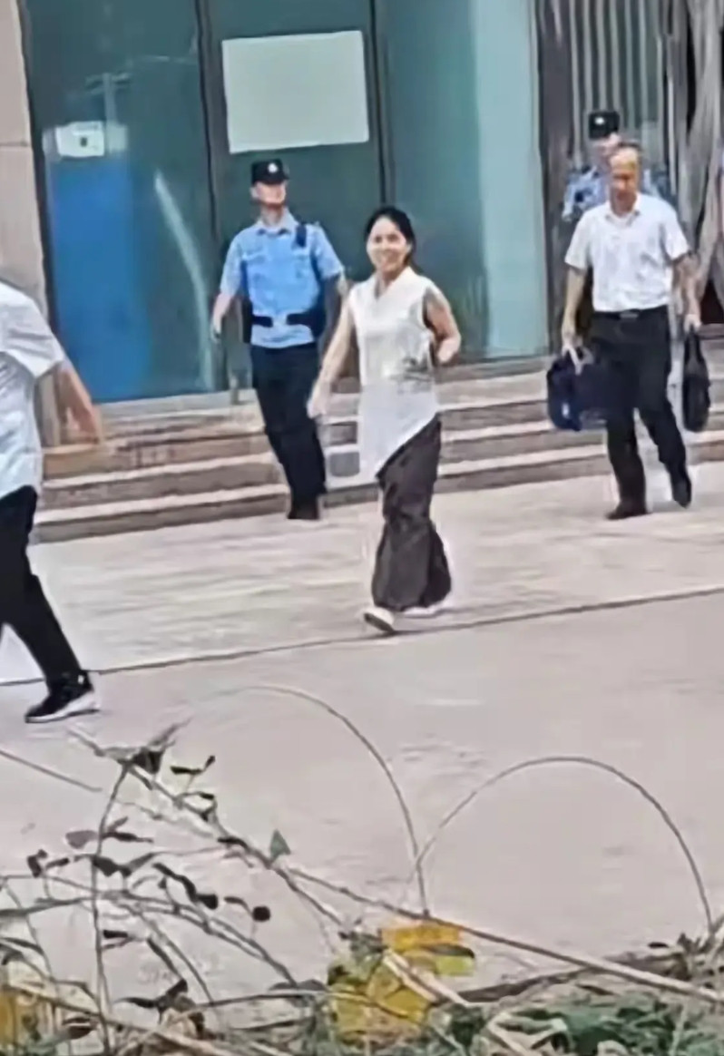 庭审结束后，郭希宽与熊磊神情愉悦，这让不少人猜测他们是否胜诉。但仅凭庭审后的表情