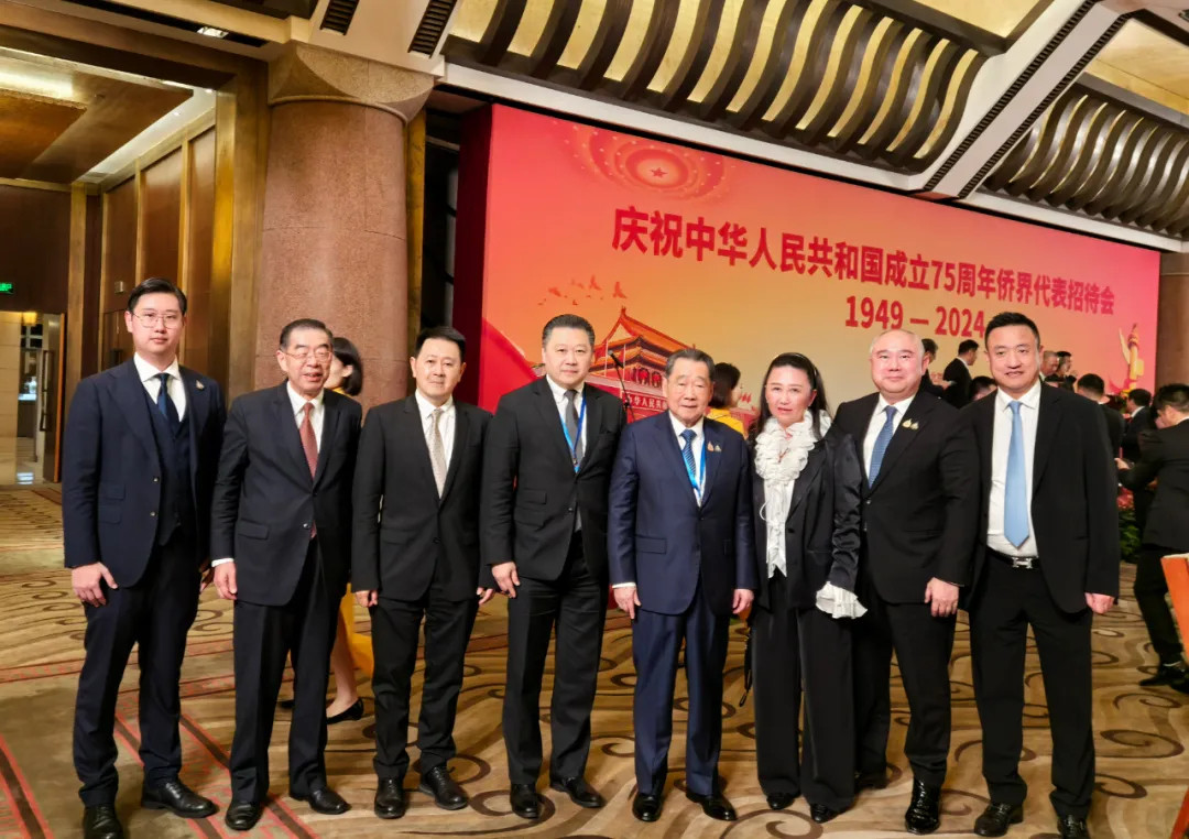 2004年，中国侨商联合会会长、泰国正大集团资深董事长谢国民携部分家族成员，包括