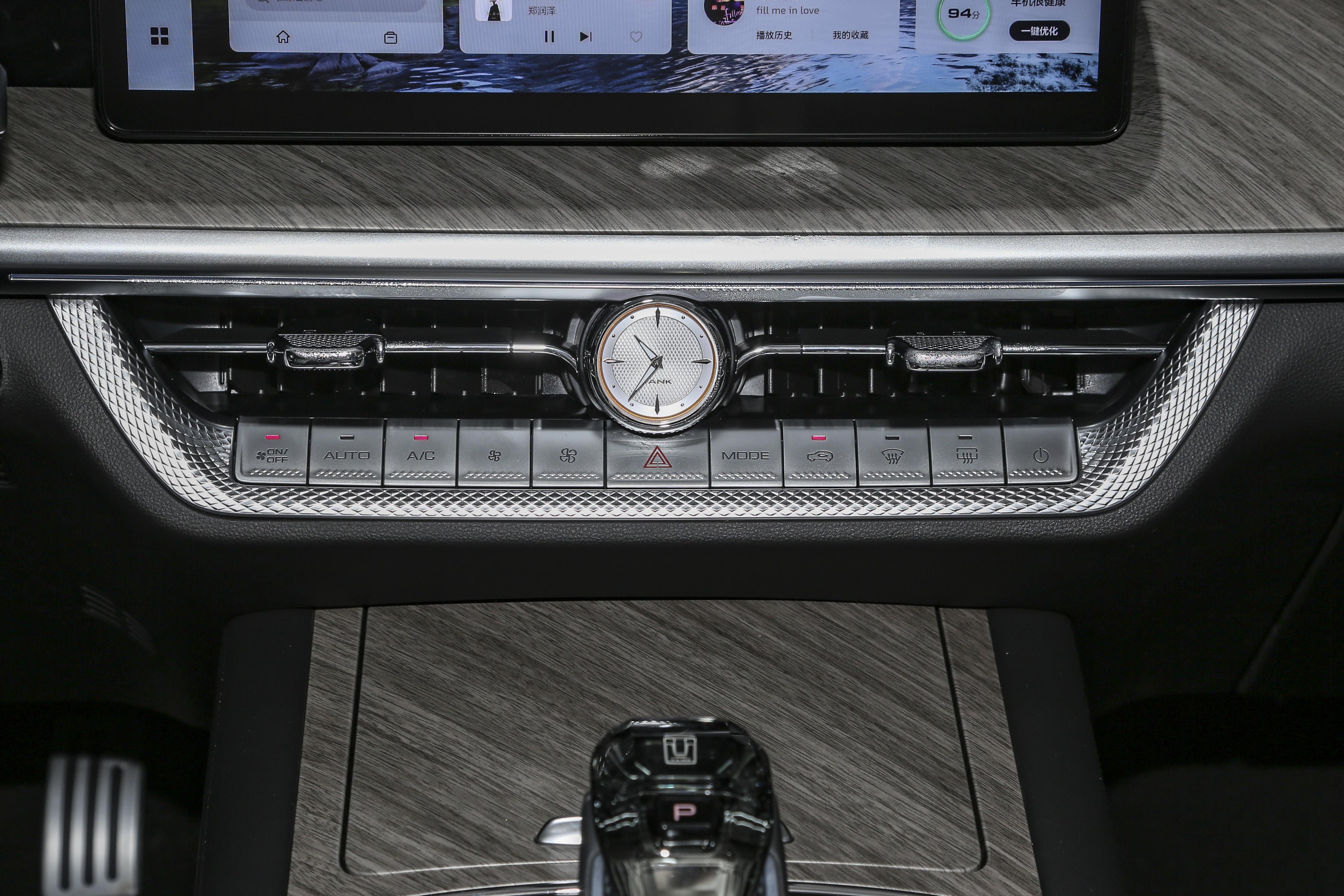 坦克500Hi4-T的外观气场真的很足，方方正正的造型加上大量镀铬装饰，开在路