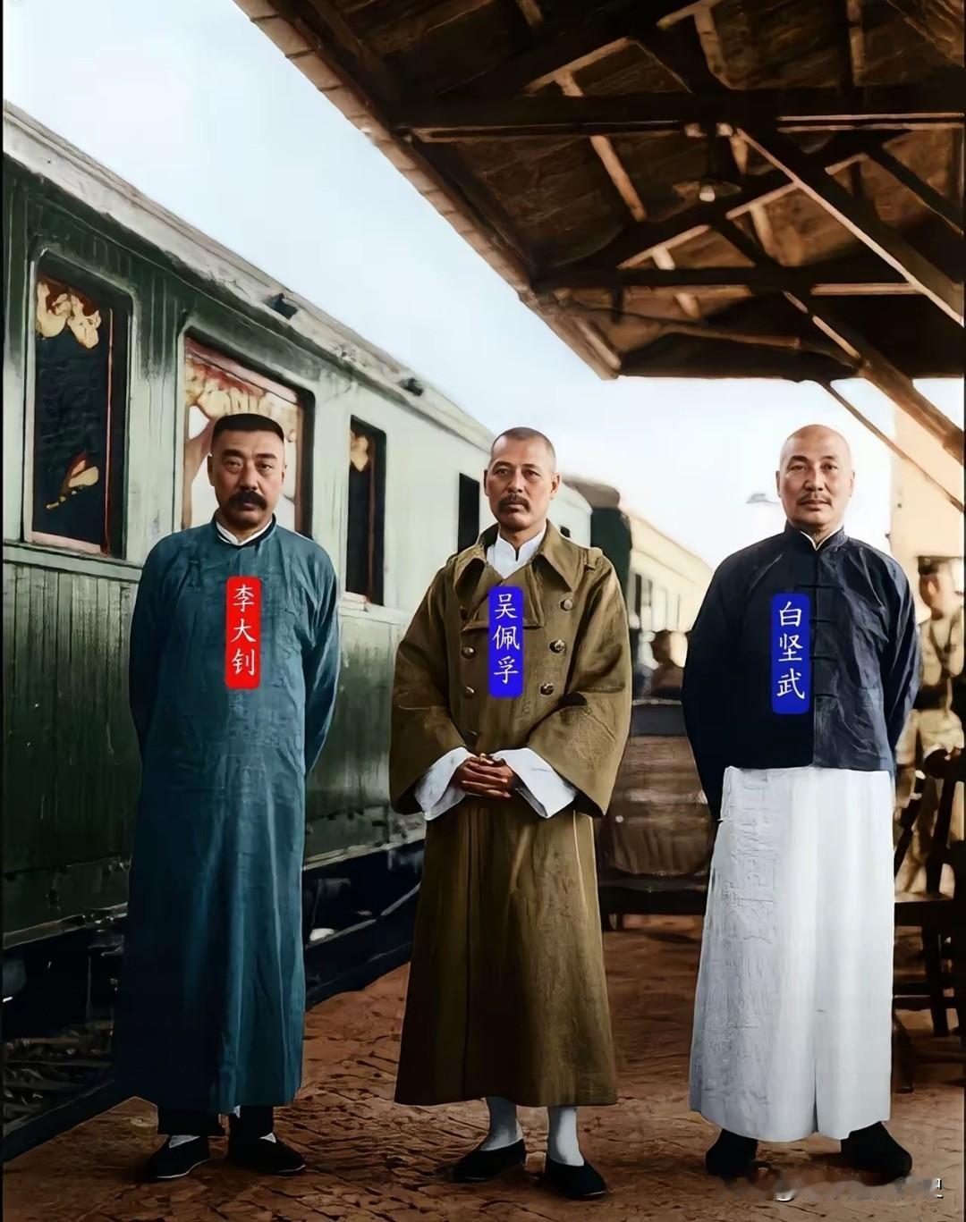 这张摄于1922年的车站合影，凝固了一段特殊的历史瞬间。左侧的李大钊身着长衫，