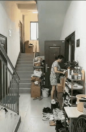 摊上这样的邻居真的没有办法吗？她有一句话说得对“我拿东西也方便”，只图自己省事