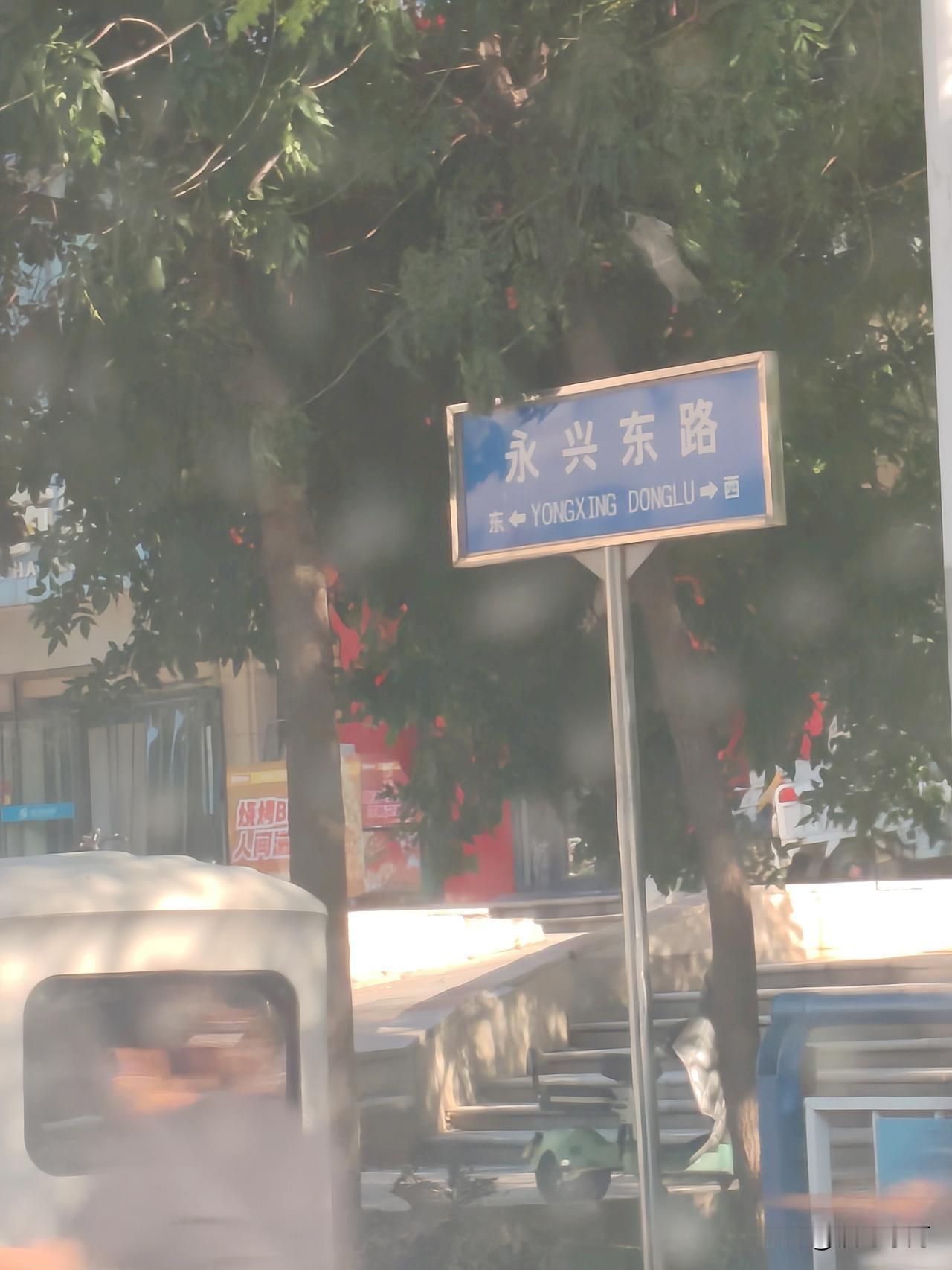 早晨七点听到急促的敲门声，这时谁会来呢？儿女都还在睡觉，我也刚喝了一碗小米粥。打
