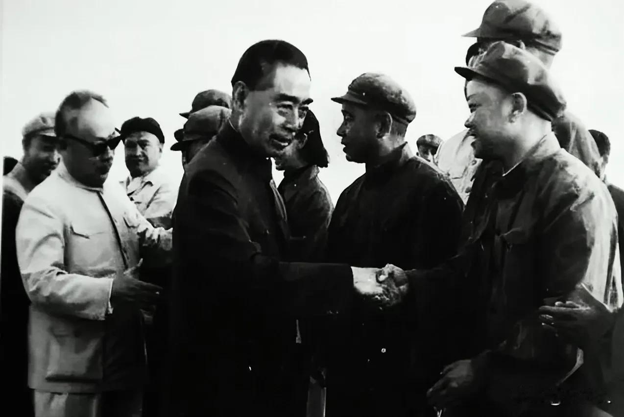 1958年重大人事调整：周总理主动卸任外长，为何最终选定陈毅接棒？1958