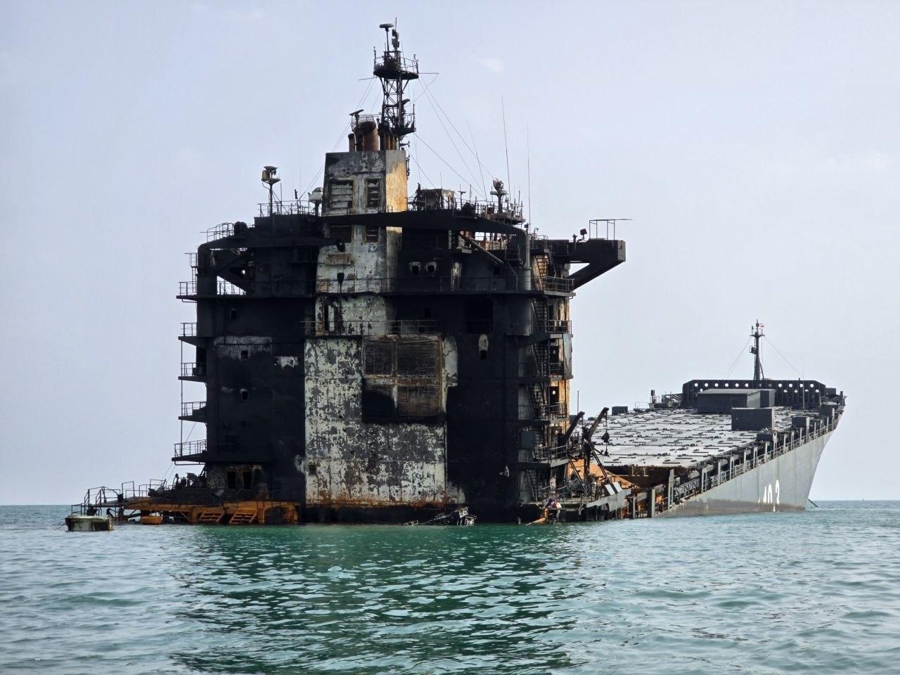 ClashReport发布了两张照片，照片显示一艘大型船只严重受损，船体表面