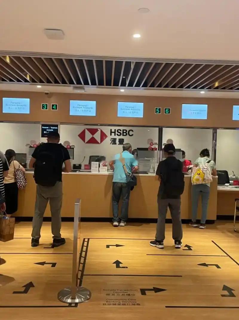 卧槽我刚知道香港银行大厅里，业务员是坐着的顾客是站着办业务的…香港市民可真能忍