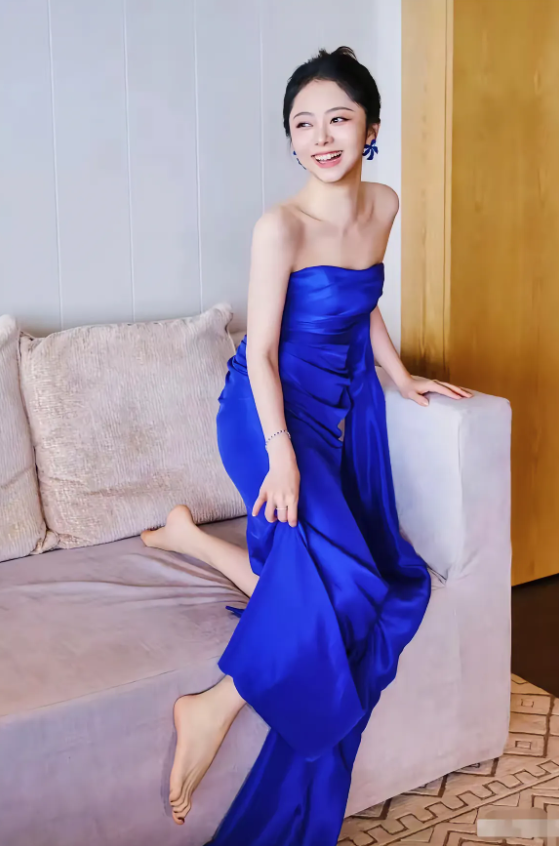 谭松韵，162cm，蓝色礼服很适合她，完美脚型，光脚坐在沙发上很开心，这甜美的笑