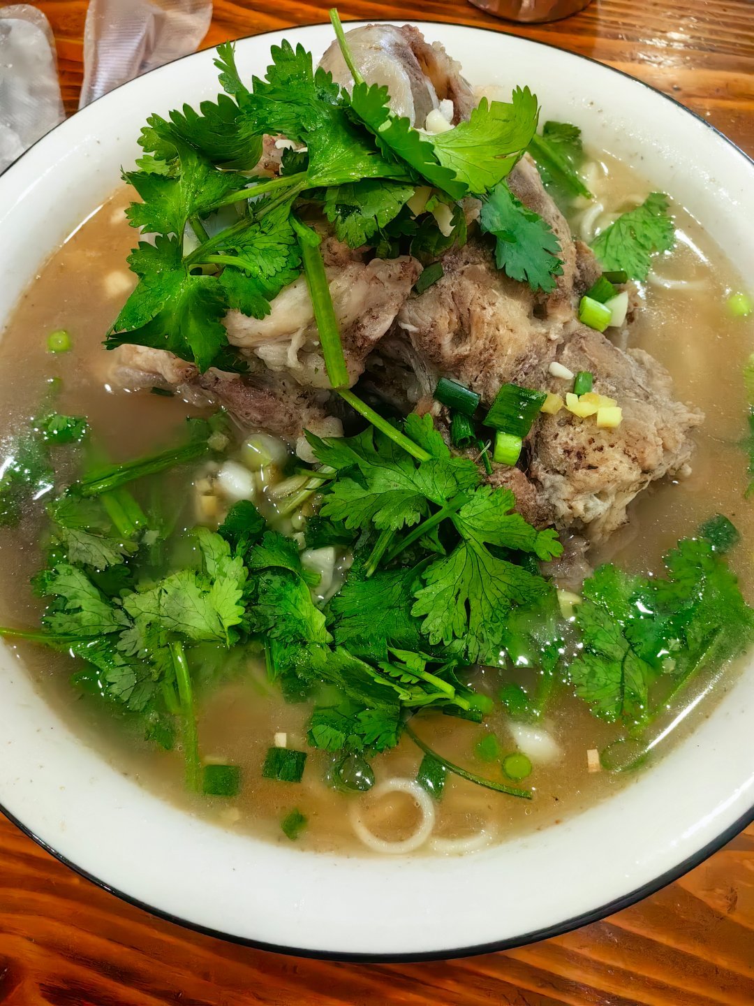 *在路上*自驾游第31天...筒骨面。相比粉，更喜欢面。哇，大骨头，清淡的很，还