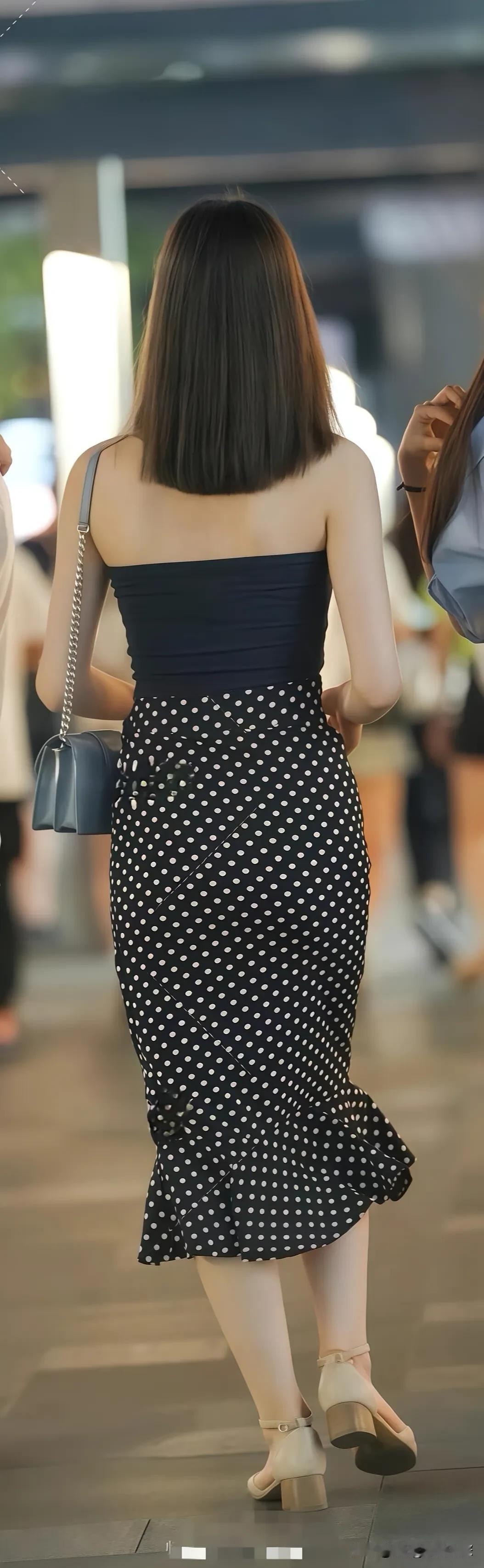 优雅波点裙，都市时尚风！👗👠✨