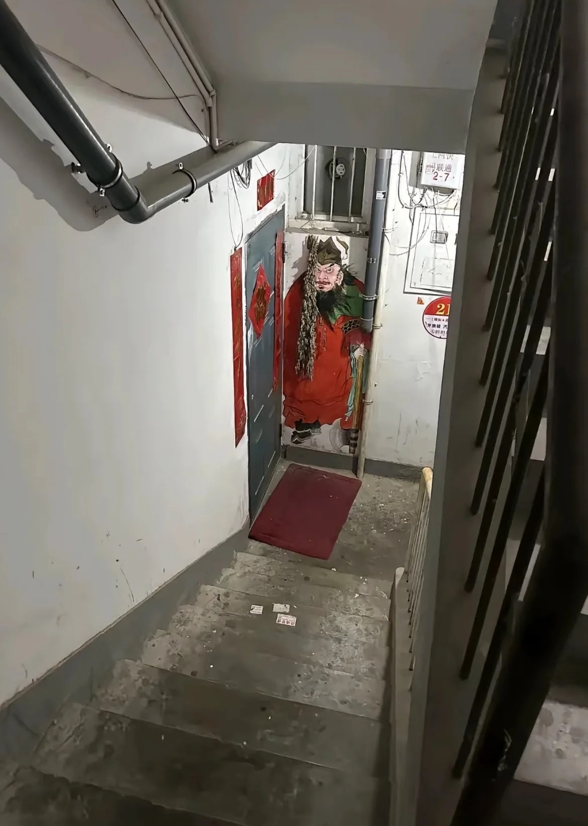 遇到这样的邻居该怎么办，物业也不管啊​​​