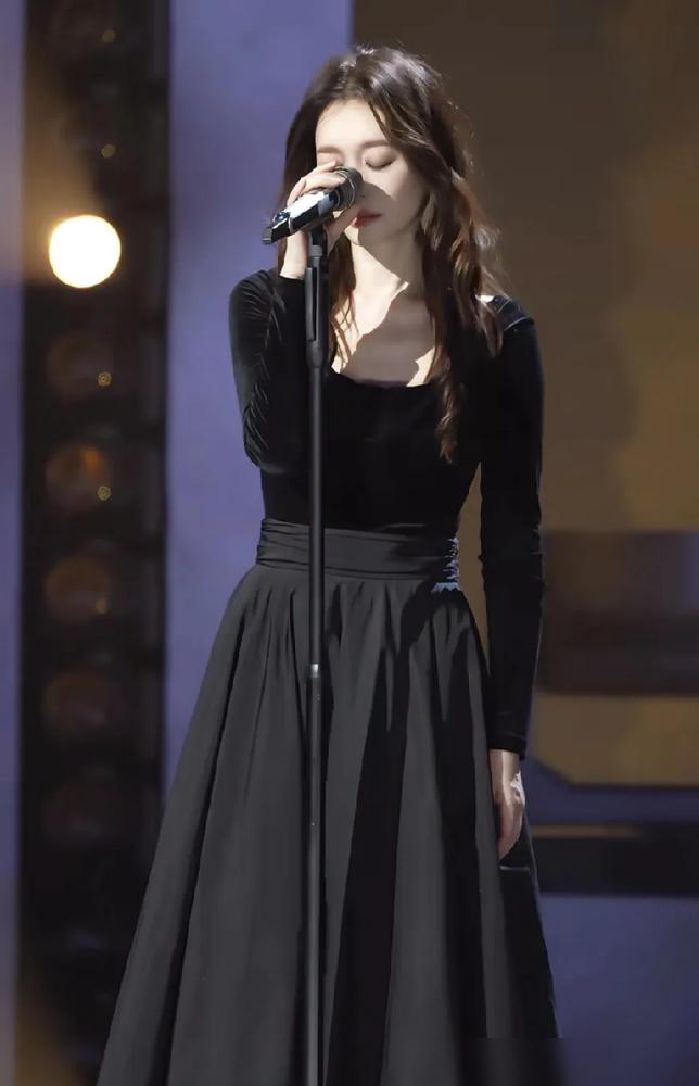 别再吹什么“男闺蜜”上位了。李小冉根本不是嫁给了爱情，她是嫁给了一份顶级的“