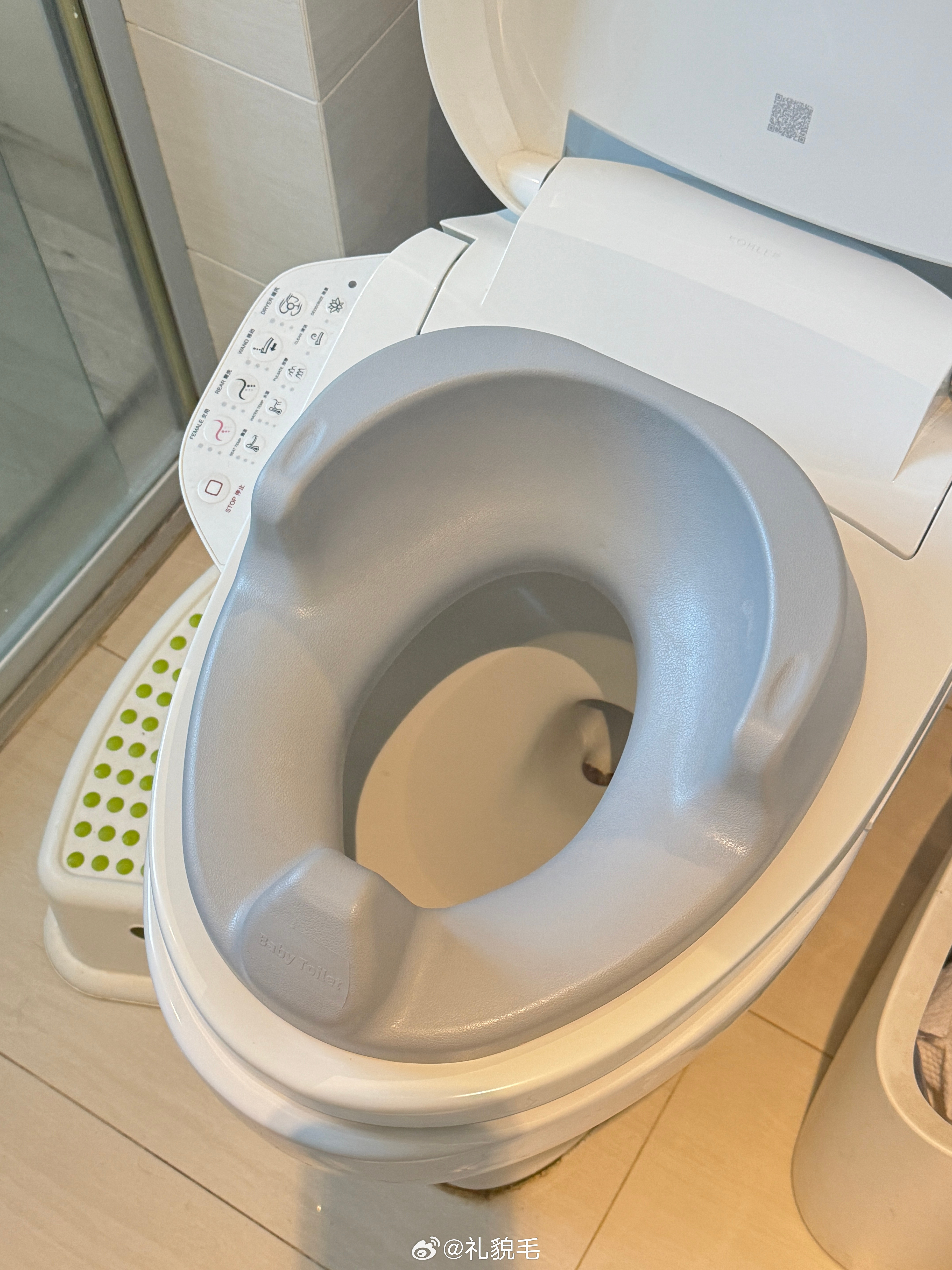 买了个发泡材质宝宝马桶圈，比小马桶好用十倍，孩子更有成就感，大人也不用清洁小马桶